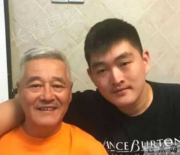 赵家班深夜聚餐赵一楠请客,和宋晓峰像父子,钱多到花不完很低调