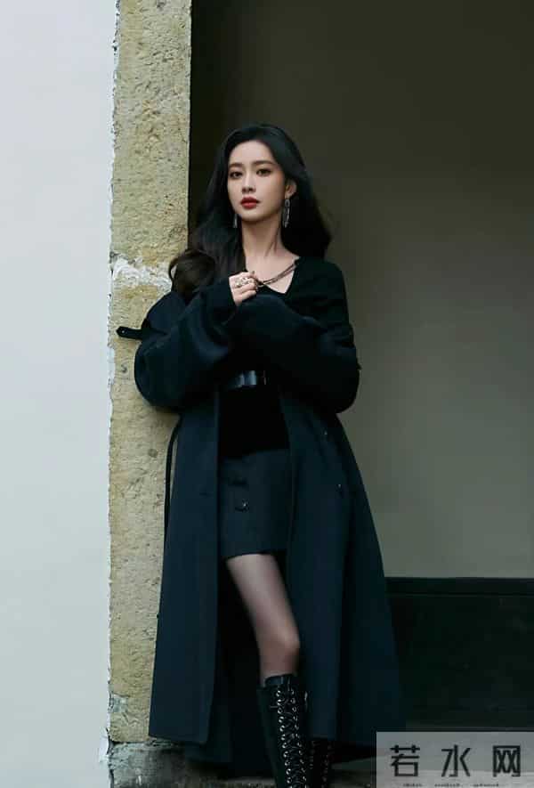 孟子义，皮衣配黑丝，酷飒俏女郎！