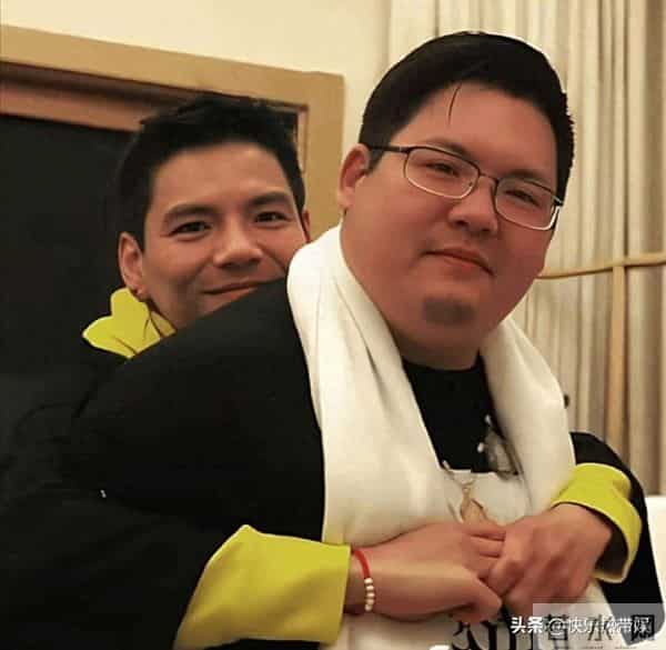 向佑现身广州理发，身材肥胖显油腻，状态松弛享受当下生活状态