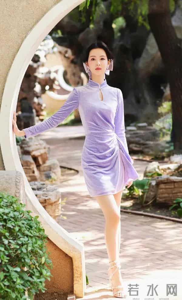 陈都灵一袭紫色旗袍款连衣裙，尽显优雅大方