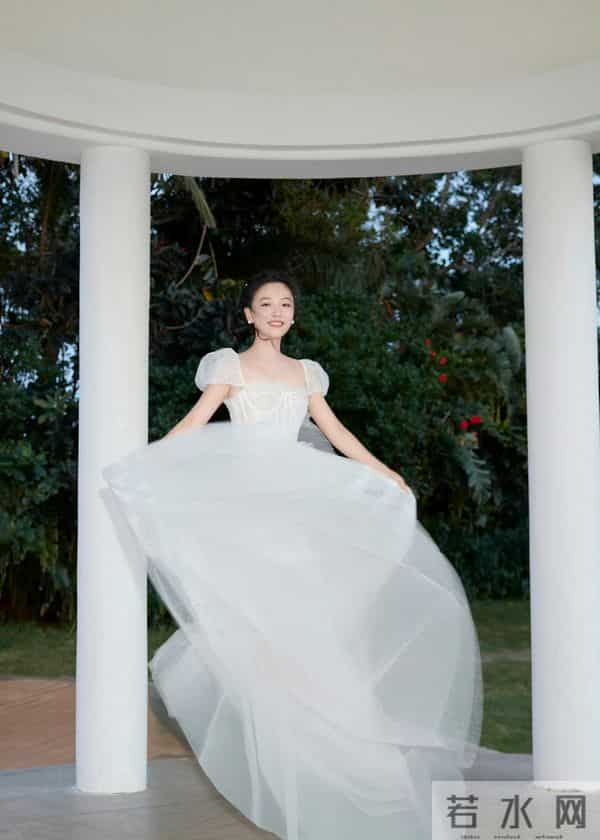 吴倩一组海边写真大片 穿白色蕾丝透视裙好清纯