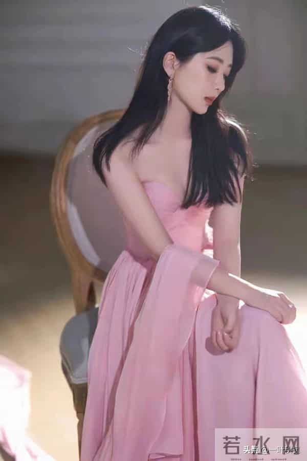 杨紫,粉色抹胸裙写真,太美了