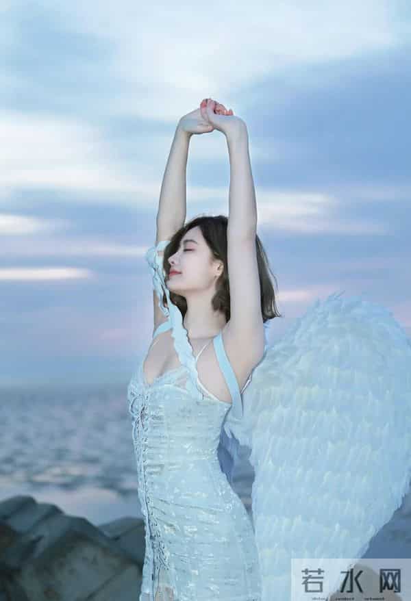 许佳琪天使的翅膀，柔美性感迷人！