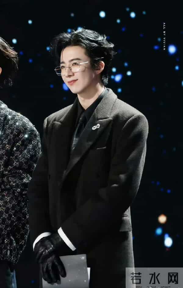 爆!刘宇宁吃席揣3包饼干打包,嘲他抠门后全员破防?