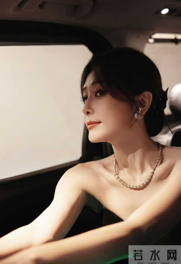 秦岚性感抹胸礼服,姿势太妖娆了