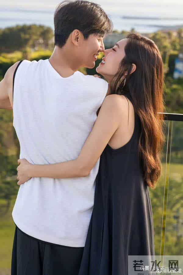 秋瓷炫豪宅为婆婆庆生 于晓光妈妈71岁很年轻 大平层装几十人也不挤