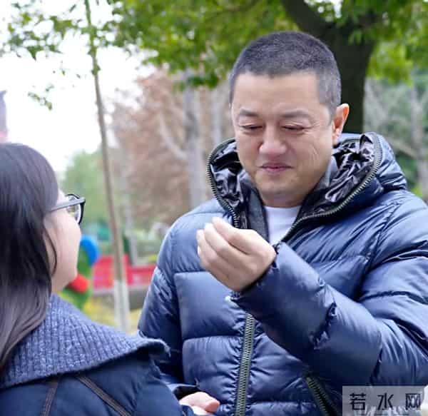 李亚鹏公开“第四个女儿”：17年前助养的汶川地震中遭截肢女孩，在其资助下考上电子科技大学，两人重逢后相拥而泣