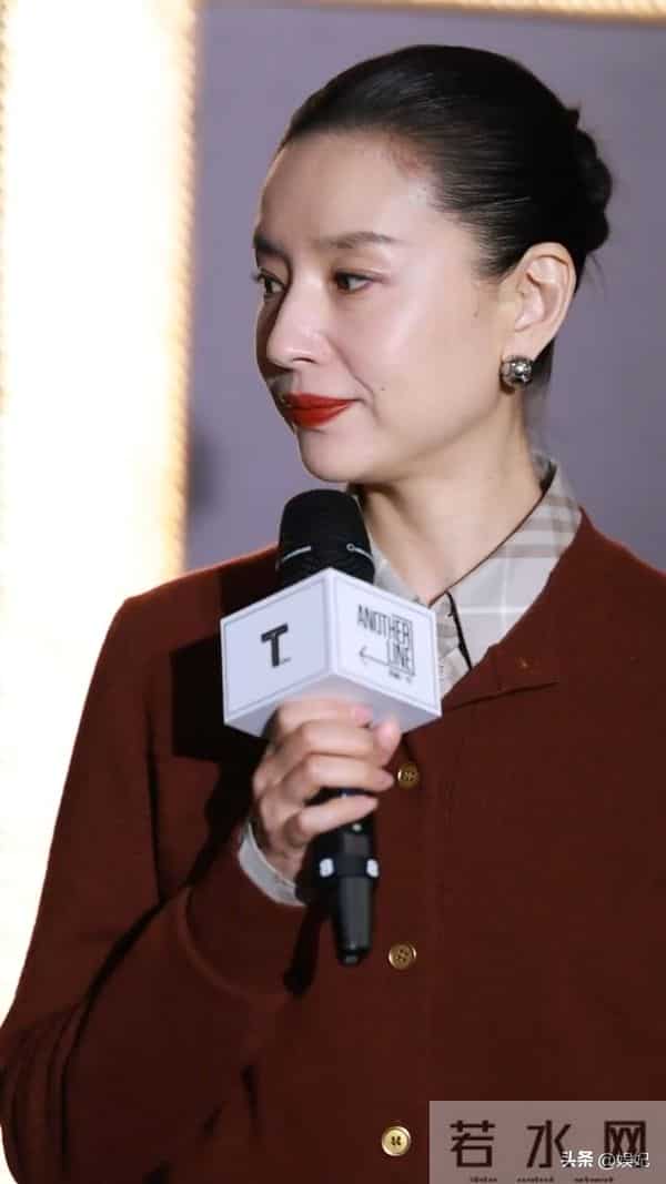 45岁董洁活动穿搭：针织开衫+半身裙，干练又知性，状态真好啊