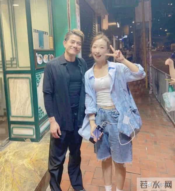 60岁郭富城在香港街头被偶遇,他身材精装,面带笑容,好平易近人