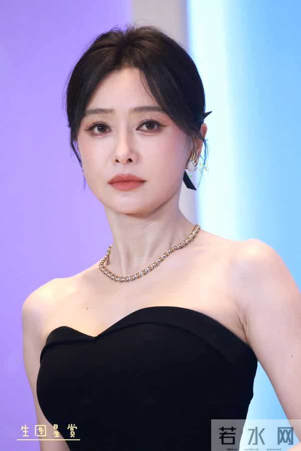 秦岚性感抹胸礼服,姿势太妖娆了