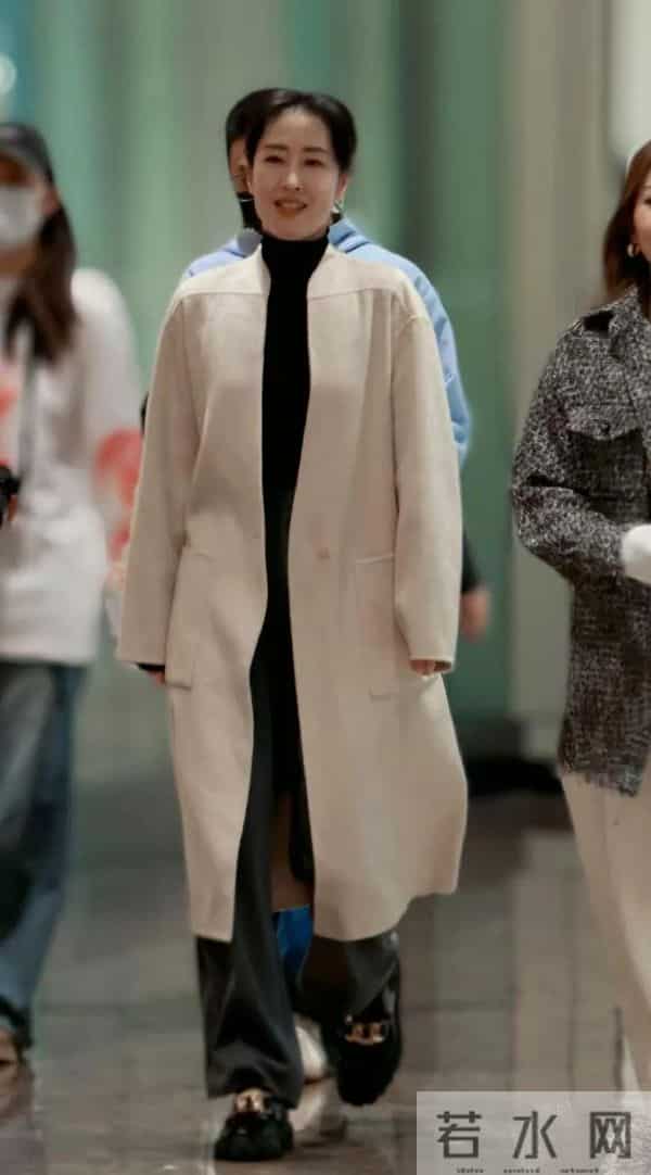 刘敏涛穿出了70后想要高级感!白色大衣黑色打底衫牛仔裤,时髦!