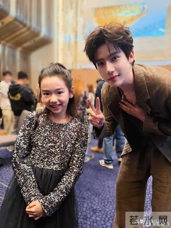 好羡慕！董璇女儿小酒窝一口气晒17张合影，数位明星主动贴脸合照