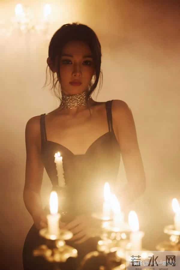 彭小苒红唇+黑色战袍完美狙击，这背这腰是真实存在的吗