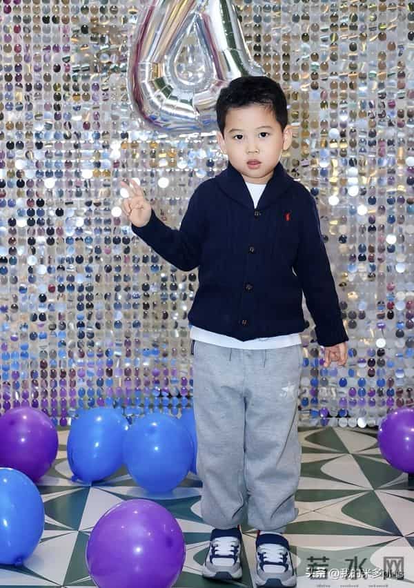 王雷小儿子4岁生日，李小萌露肩装女人味十足，弟弟比哥哥颜值高