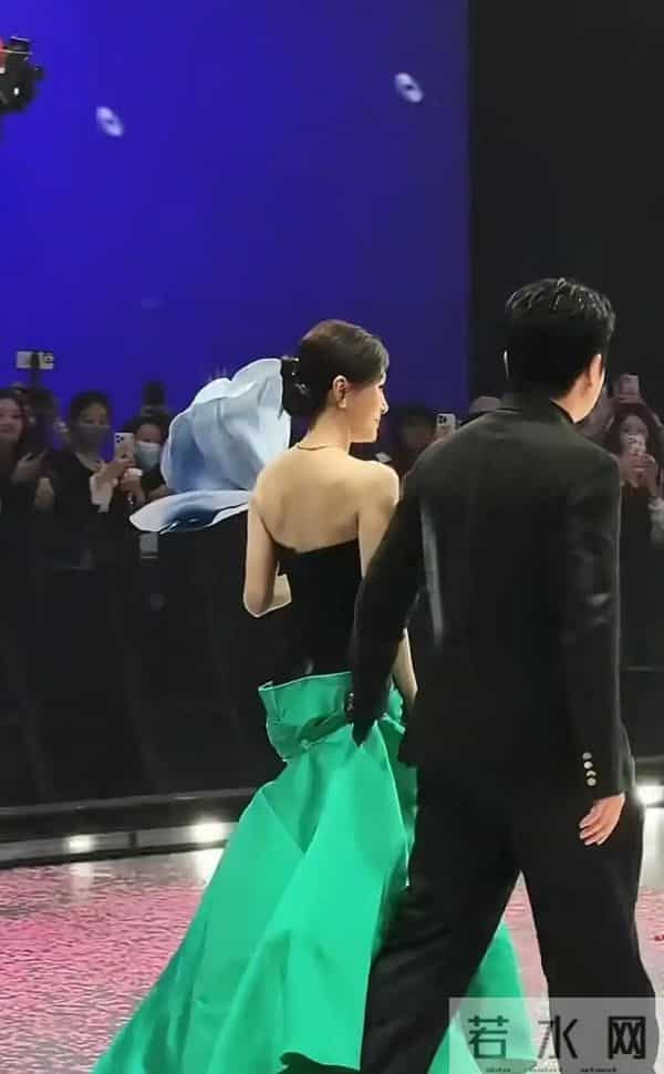 秦岚亮相2025尖叫之夜,黑绿长裙造型美如人鱼,腰臀比惊人