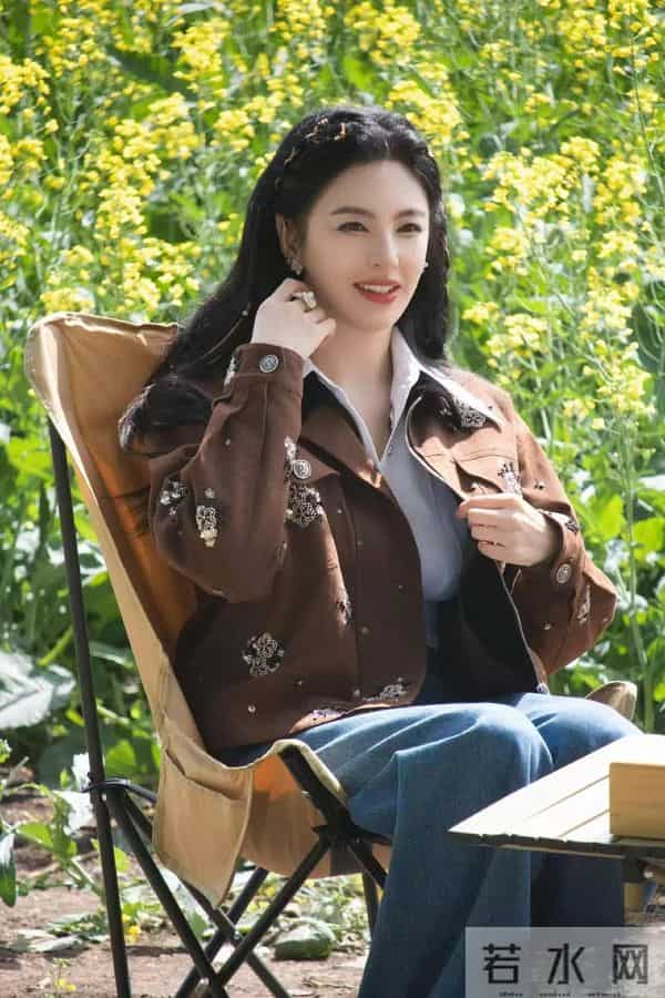 张雨绮这回风格大变！棕色夹克+白衬衫+牛仔裤，时髦减龄又高级！