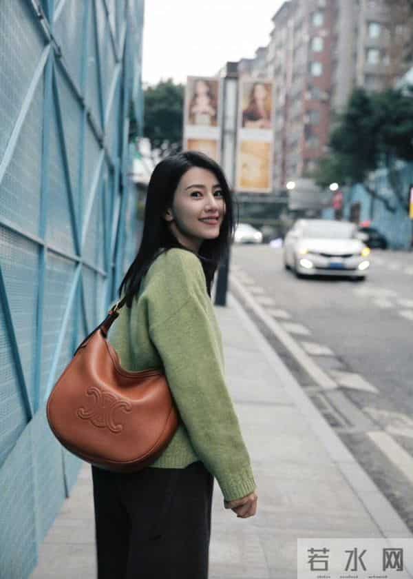 被高圆圆的穿搭惊艳了，衣穿简约，配色大气，46岁尽显优雅气质