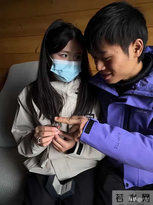 林北重新开设新账号，女友直播举动惹争议，只在意礼物不搭理男友