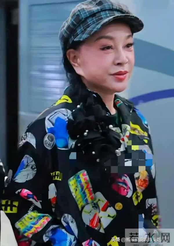 刘晓庆耳垂快与嘴角齐平了,说不出来像什么,看着实在是太怪异了