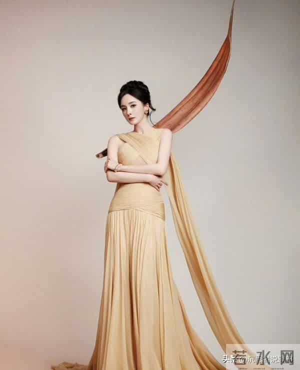 杨幂香槟金礼裙出镜,冷艳气质藏不住了
