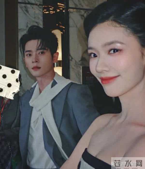 红毯秒变菜市场!穿秋裤摔跤,瘦成竹杆儿,还有人成“背锅侠”