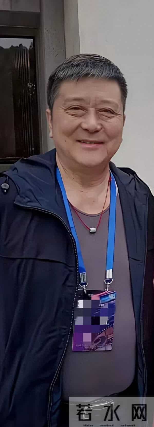 他曾是北影厂第一美男，跟前妻结婚7年无儿无女，如今老的不敢认