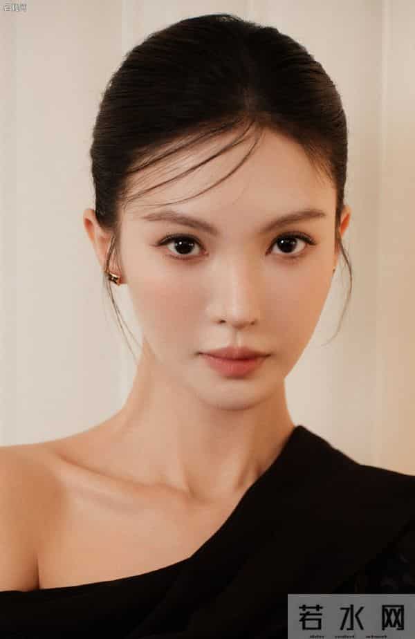 金晨穿细高跟坐在地毯上展示笔直修长的美腿