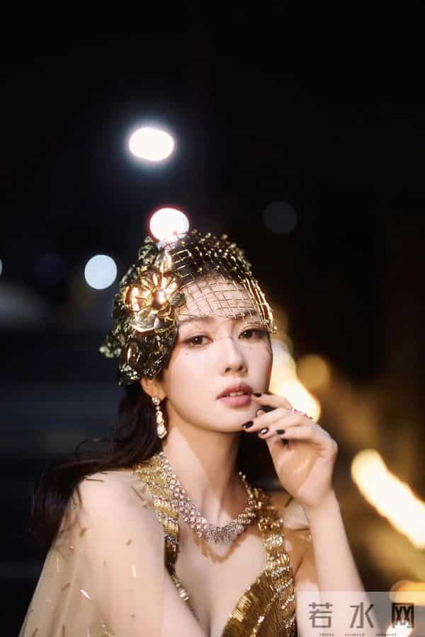 白鹿黄金礼服性感写真