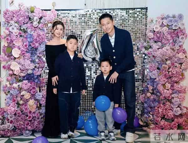 王雷小儿子4岁庆生 被8岁大儿子抢风头 1米5胖至110斤 夫妻俩像父女