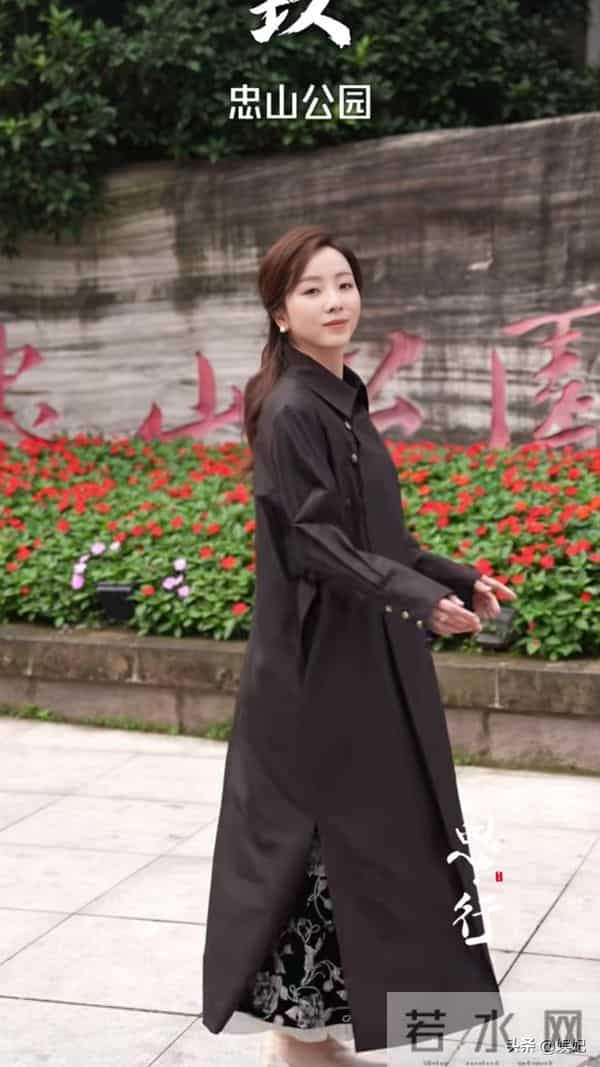 39岁李思思晒游玩穿搭：刺绣背心+半身裙，优雅从容，嫩得像28岁