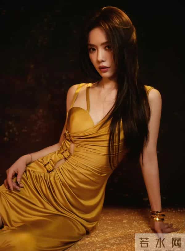 蔡文静总给人一种韩剧大女主的感觉、甜美的长相配上高冷的气质