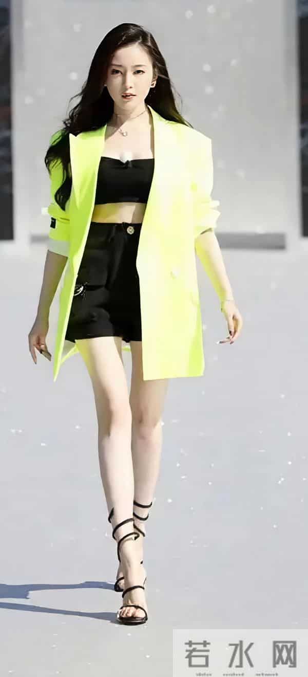 张天爱紧身衣路透鲨疯了！线条紧致如雕刻