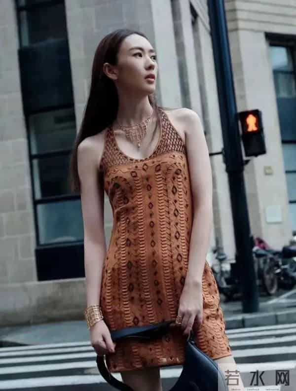 童瑶身穿棕色针织款背心+黑色长靴子,衣品好气质更是绝