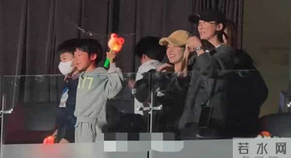 陈妍希和谢楠带娃看演唱会！7岁吴所惧环抱8岁小星星，高冷似陈晓