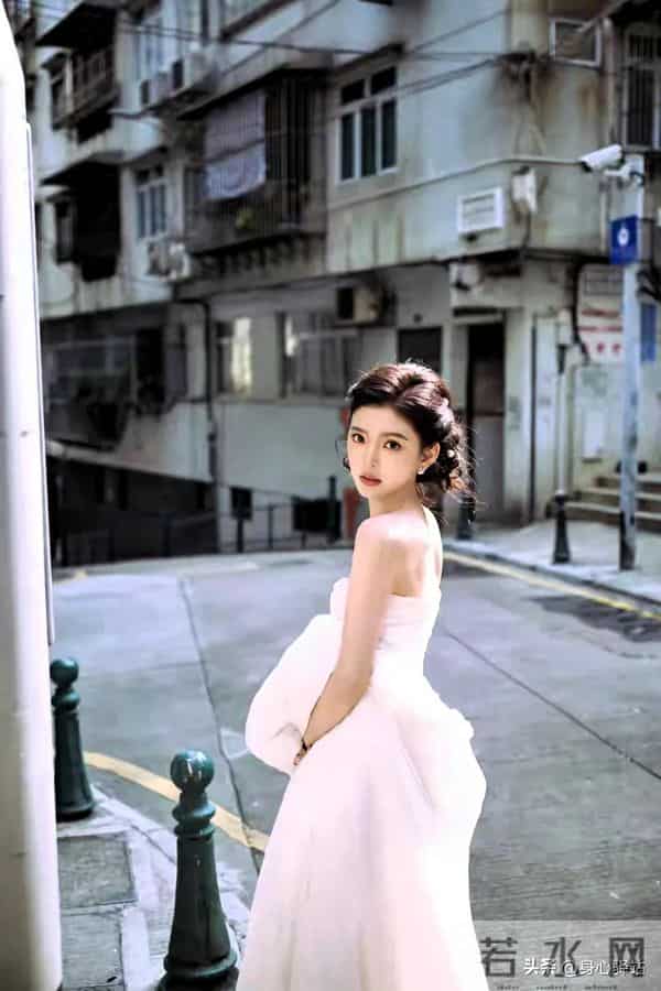 章若楠最新写真实锤“清纯天花板”！白裙阳光下甜笑，这状态好美