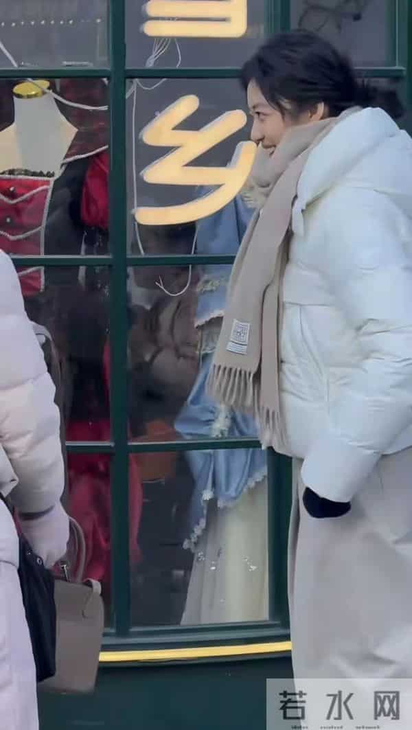 网友哈尔滨偶遇孙千，这大高个又瘦又美，本人腿超长笑起来好甜