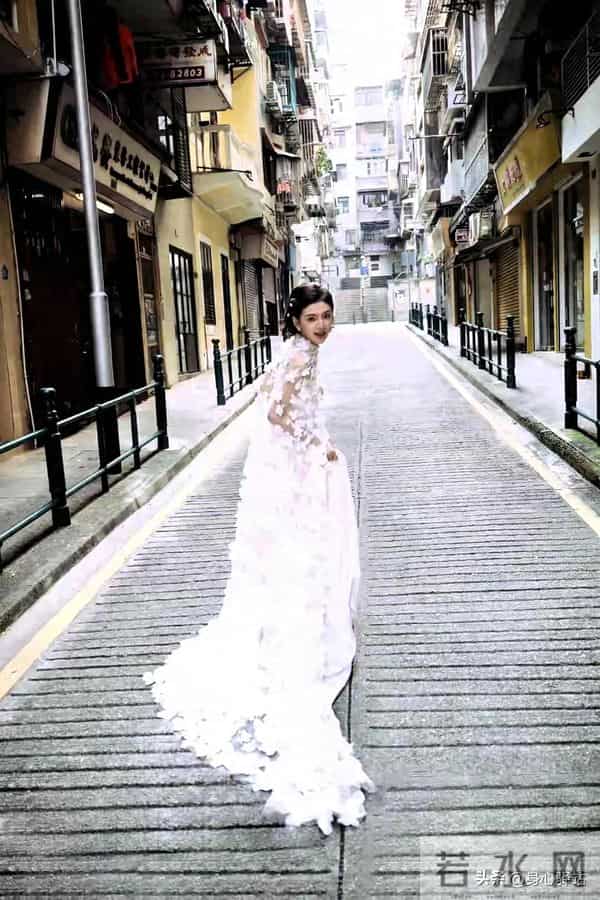 章若楠最新写真实锤“清纯天花板”！白裙阳光下甜笑，这状态好美