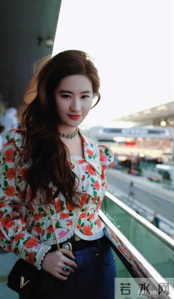 刘亦菲阿布扎比观赛F1,短裙墨镜搭配高马尾,又美又飒好迷人!