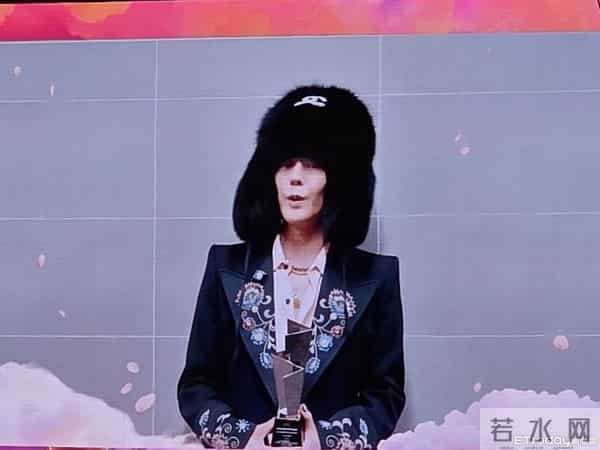 AAA完整得奖名单!IU抱走本届最大奖 李ㄐㄩㄣˋ三帅同框掀高潮