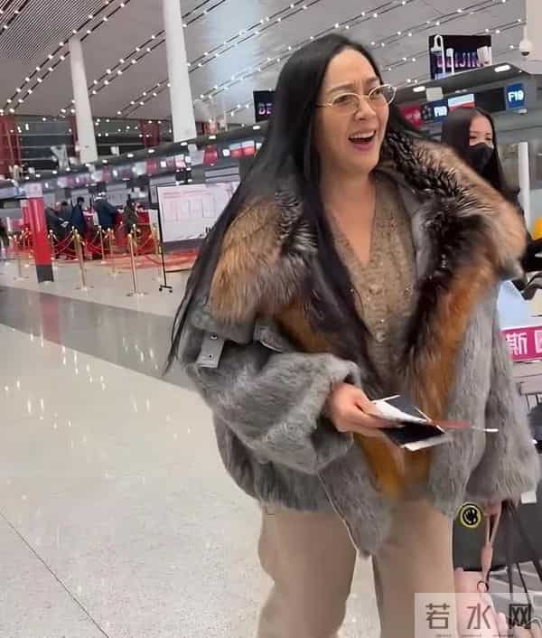 被钟丽缇机场穿搭飒到！宽松大衣显壮又怎样，自信才是王道。