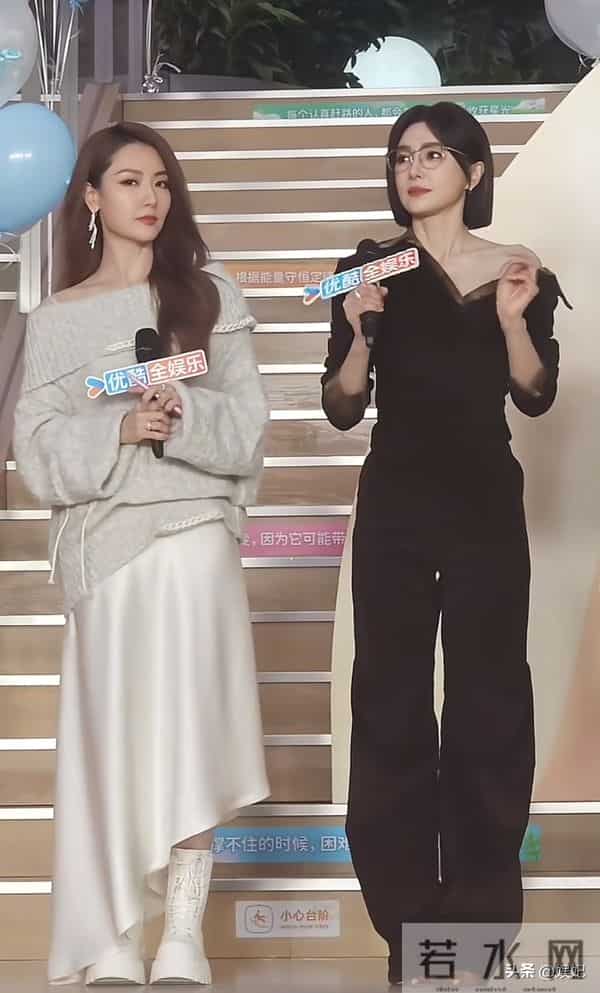 39岁白冰剧宣穿搭：毛衣+半身裙+白靴，洋气又减龄，妥妥气质女神