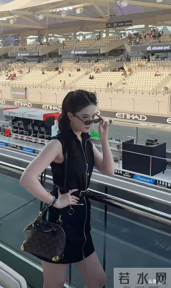 刘亦菲现身阿布扎比观赛F1!高马尾 连衣裙 切尔西靴亮相,帅气女郎