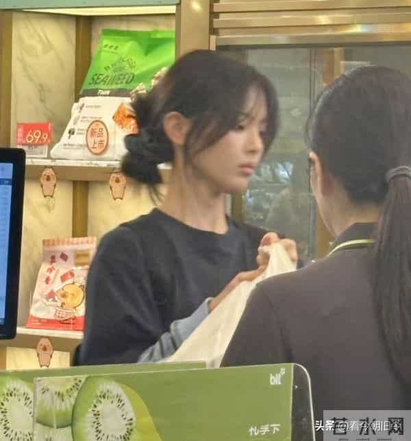 杨超越现身珠海一家超市购物,她的穿衣打扮好少女,身材纤瘦。