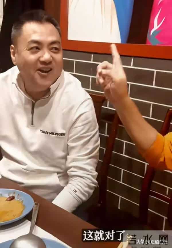 饰演肖剑 55岁朱宏嘉头发花白 胖到200斤 和张晞临吃饭 只能请起糖蒜