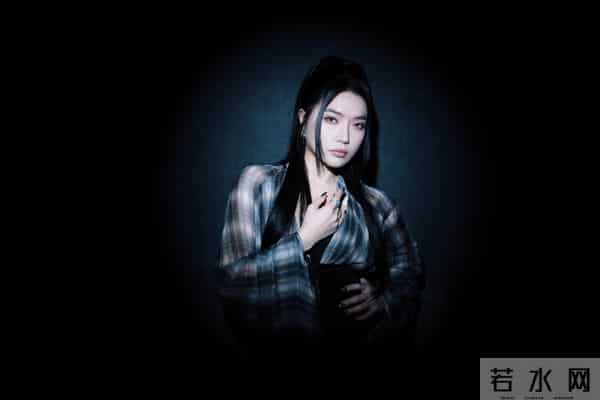 庄心妍脚踩黑色长筒靴写真，又酷又美