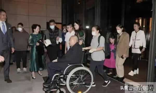 74岁刘銮雄罕露面！步履蹒跚有洁癖，年老后变慈祥，对甘比很依赖