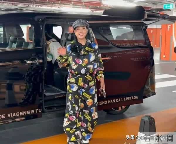 75岁刘晓庆在澳门被偶遇,她打扮时尚,面带笑容,看着像50多岁人