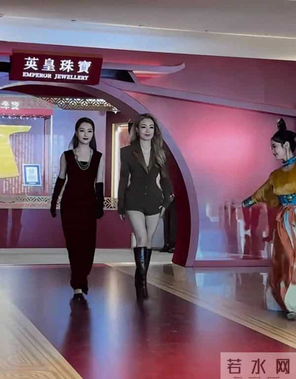 39岁白冰现身西安,貌美如花,难怪胡歌说:她太美了,都不敢看她