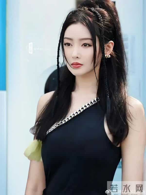 张天爱紧身衣路透鲨疯了！线条紧致如雕刻