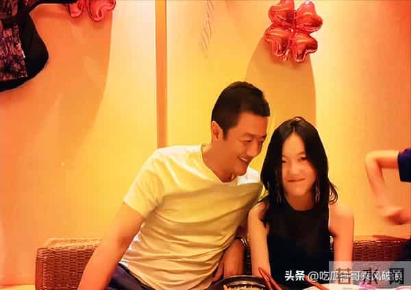 泪目！李亚鹏隐藏款女儿曝光，一句：这些年你不容易，走心了